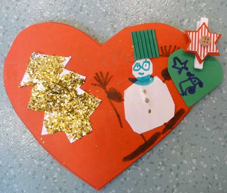 carte de Noël en forme de coeur avec bonhomme de neige et sapin