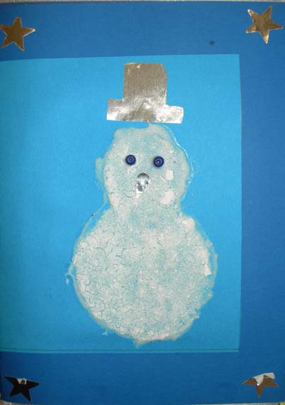bonhomme de neige en sucre glace et fond bleu