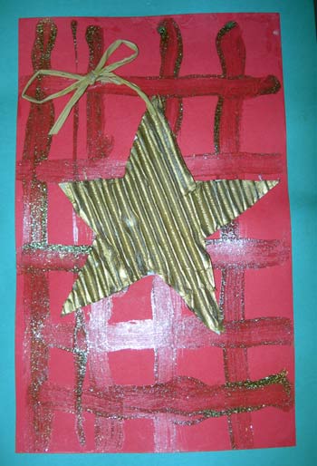 carte avec une étoile en carton ondulé, fond rouge et quadrillage avec des paillettes