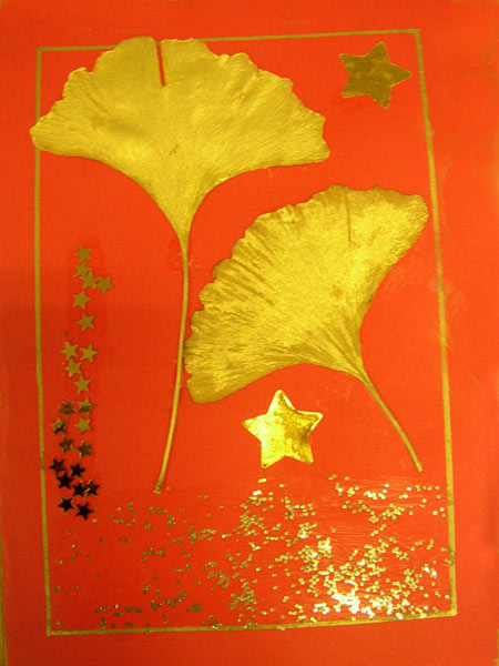 carte de Noël avec des feuilles de ginko séchées