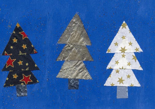 carte de Noël avec trois sapins en tissu composés de triangles