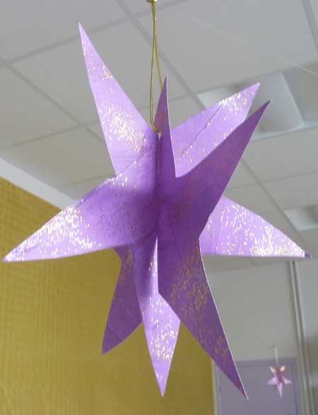 étoile de Noël en volume avec des paillettes violette