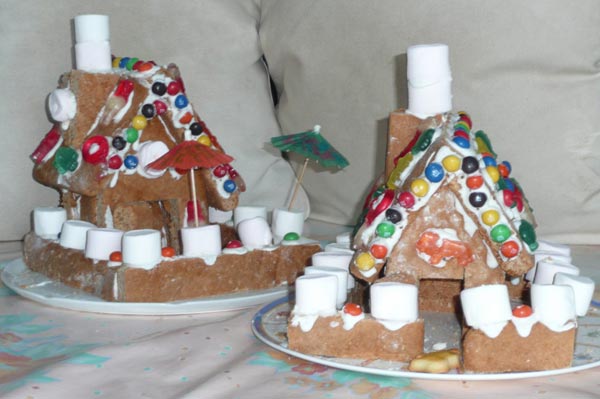 é maisons en pain d'épices décorée de bonbons