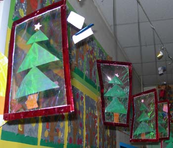 sapin de Noël composé de triangles sur fond transparent