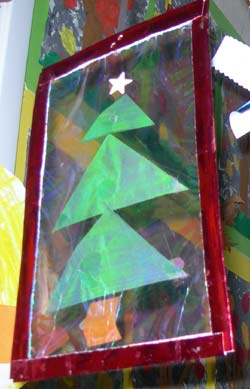 sapin de Noël composé de triangles sur fond transparent suspendu