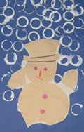 bonhomme de neige en papier blanc collé et neige avec des empreintes de bouchon