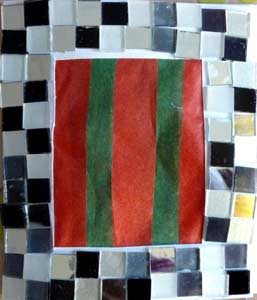 cadre carré décoré avec des mosaïques et du papier de soie au centre