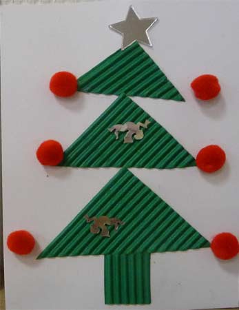 carte de Noël avec un sapin fait en triangles