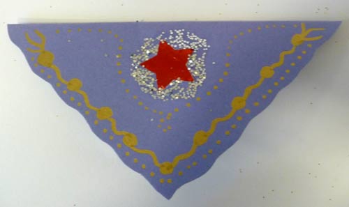 carte pliée en deux en triangle décorée avec une étoile