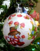 boule de Noël en polystyrène décorée