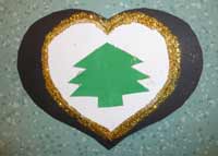 carte de Noël en forme de coeur avec un sapin au milieu