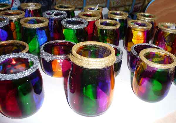 pots en verre peint avec de la peinture vitrail et trempé dans les paillettes sur le bord