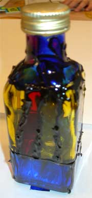bouteille en verre décorée avec de la peinture vitrail
