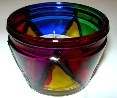 pot en verre décorée avec de la peinture vitrail multicolore