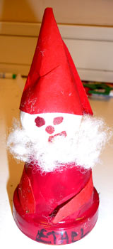 gros plan d'un Père-Noël fait avec un pot de fleur et une boule de cotillon