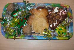 plateau de Noël composé de gâteaux et papillottes
