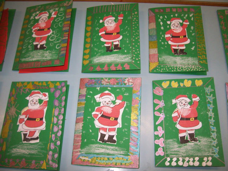 cartes avec un Père-Noël collé au centre et un bord en graphismes
