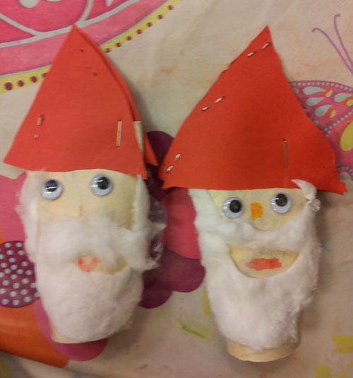 tête de Père-Noël avec un rouleau de papier toilette et des yeux mobiles
