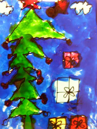 sapin de Noël et cadeaux sur fond transparent avec peinture vitrail