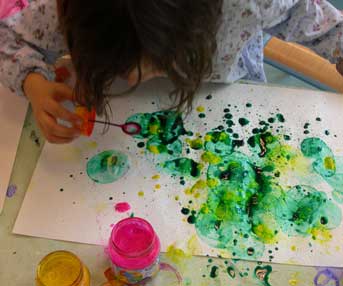 Peinture aux bulles de savon dès la maternelle