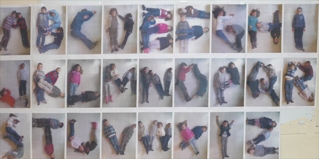 alphabet réalisé avec des postures des élèves