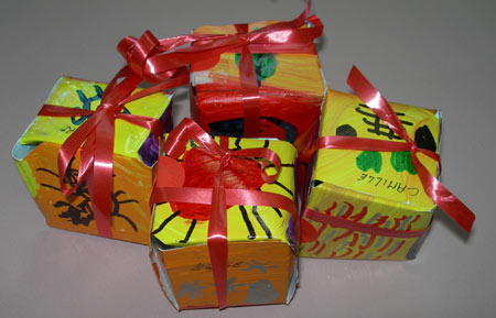 cube en carton peint pour faire un emballage cadeau