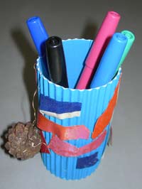 pot à crayons avec du carton ondulé