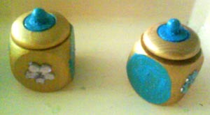 boites en bois peintes à l'acrylique dorée et éléments collés