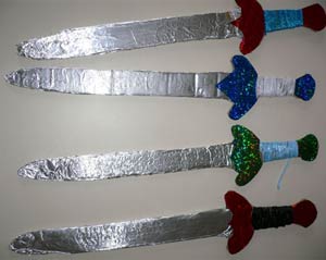 épées en carton recouvertes de papier aluminium