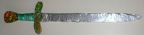 épée en carton recouverte de papier aluminium